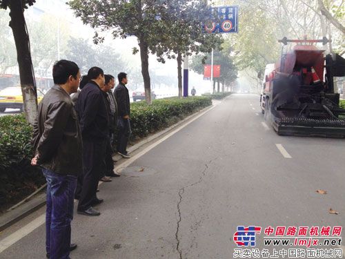 市政府门前洞山路,十多位相关领导观看“修路王”施工演示