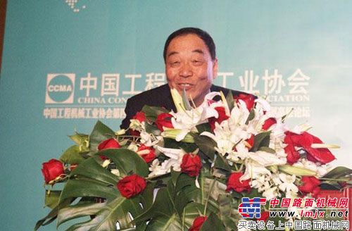  中国工程机械工业协会掘进机械分会会长俞琚在会上作《中国掘进机械行业在前进》的发言