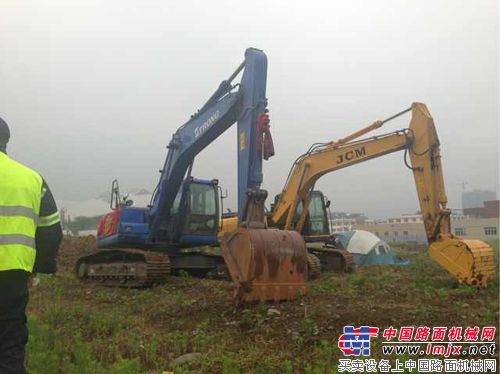 山重建机抢修道路