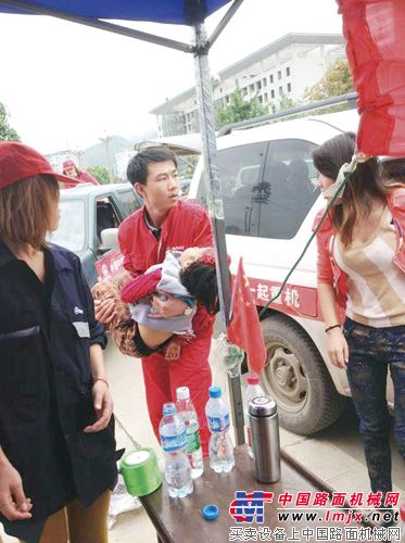 三一救援队员抱起受伤的小女孩