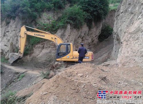 灾区村民热心配合柳工疏通救灾道路