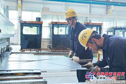 大厨们为员工制作美味佳肴