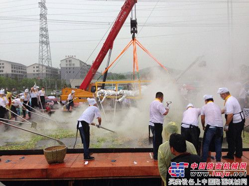 星邦直臂式高空作业平台助力拍摄世界第一锅辣椒炒肉出锅