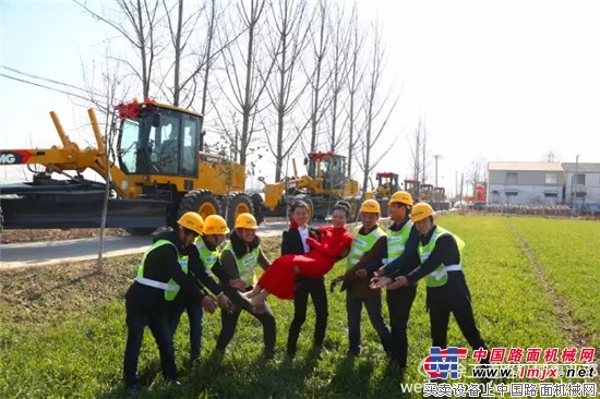 够浪漫！一徐州小伙要用徐工平地机迎娶他的同班同学！！