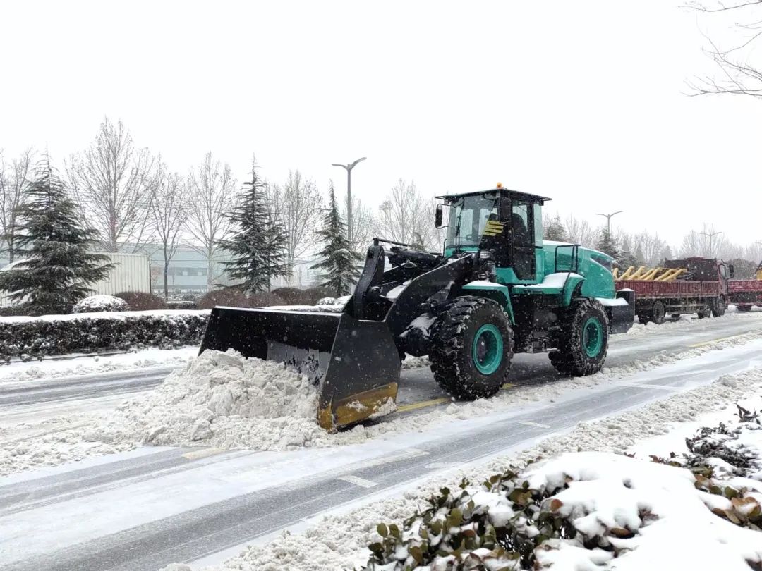 除雪保畅，山推铁肩道义勇担重任！